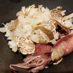 馳走 啐啄一十  - ⑱春トリュフ(イタリア産)ご飯(プレーン)にホタルイカのトッピング
      春トリュフの控えめながらも艶やかな薫り、花粉症であっても堪能できるほど立ち昇って来ます。