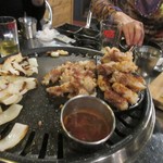Loco Quan 401 Restaurant Busan - 焼きあがったお肉は鉄板の隅に置かれた石板の上に置いてくれるんでゆっくりしたペースでお酒を飲みながら温かい焼肉が楽しめました