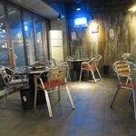 Loco Quan 401 Restaurant Busan - お店は韓国らしい今時のお洒落な店内の焼肉屋さん、壁には訪れた有名人のサインが沢山飾ってありました。
      
      こんな所は日本と一緒ですよね。