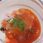 ラトラス - ２０１１年５月　完熟トマトのムースと赤ピーマンのクーリ　たことサーモンのマリネ トマトのジュレ