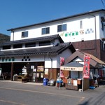 くぼ農園 - BBQ受付をするくぼ農園総合受付・直売所