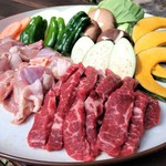 くぼ農園 - ＜Dセット＞3,000円/1人前・・・岡山県産備前黒牛、森林どり、野菜セット、ご飯、スープ付（画像は3人前）