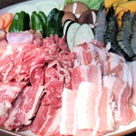 くぼ農園 - ＜Eセット＞3,000円/1人前・・・輸入牛、豚、鶏、海鮮セット、野菜セット、ご飯、スープ付（画像は3人前）