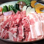 くぼ農園 - ＜Fセット＞2,500円/1人前・・・輸入牛、豚、鶏、野菜セット、ご飯、スープ付（画像は3人前）