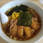 喜龍 - パーコーラーメン（醤油ラーメン）。鶏肉のから揚げが入ってます。