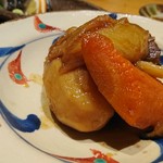 女とみそ汁 - 和牛カルビ肉じゃが(900円)