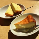 カフェふれんず - サービスのケーキ(奥がレモンケーキで、手前がチーズケーキ)