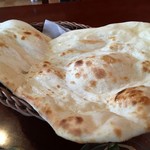 INDIAN RESTAURANT YUJIN - デカくて熱々のナン。