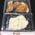 孤高のからあげ - 唐揚げ弁当（350）ごはんがゆられてまとまっちゃいました(^^;