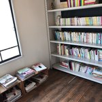 cafe yom pan - 店内は本でいっぱい