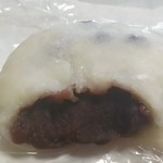 だんごの泉谷 - 豆大福(こしあん)断面  あんこがぎっしり♪