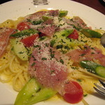 エスト! プロッシモ - パルマ産生ハムと千葉県アスパラ、フレッシュトマトのソース