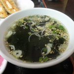 宇都宮餃子館 - ランチタイムはライス、スープ、漬け物がサービス