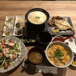 おばんざいの店 京都ことこと - とろける湯豆腐、金目鯛干物、サーモンとアボガドのサラダ、親子丼