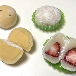 ひよこ庵 - ひよこ餅　税込130円　と　いちご大福　税込150円