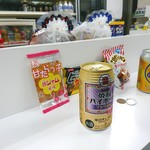 ピエロ - 真っ白なカウンター(実際は陳列棚？)で立ち呑み出来ます