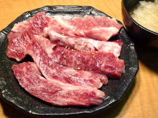 h Shichirin Yakiniku Wakabaya - 上ハラミ　上質の肉だけに焼くのは軽く炙る程度に。さっぱり味のおろしポン酢が実によく合う。