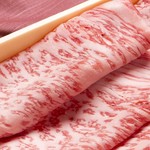 Tsukiji Sukiyaki No Wakamatsu - 12,000円 「
      A5松阪牛すきやきコース」松阪牛は、肉に熱を加えると甘くコクのある上品な香り（和牛香）が豊富なのが特徴で、すきやきで食べるといっそう美味しさが引き立ちます。
      また、ヘルシーで良質な脂肪（不飽和酸脂肪）を豊富に含んでいるので、舌ざわりが良くとろけるような食感となり美味しさが強調されます。