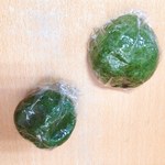 愛知屋菓子店 - 料理写真:よもぎもち(左)よもぎ饅頭(右)