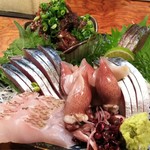 さば銀 - 鯖尽くし。生鯖、〆鯖、炙り〆鯖、胡麻鯖に、桜鯛と蛍烏賊。春を感じる装いです。