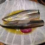 カセント - タパス　コハダのマリネ　辛味大根のマリネと紫ニンニク添え