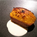 カセント - ペドロヒメネスを染み込ませたババ 蜜芋のクリームとマルカルポーネのソース 