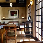 Tan's bar - 何とも重厚な造りの建物d(^_^o)