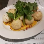 三茶酒家 香港バル213 - イカ団子とウズラのカレーソース