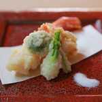 四季料理 悠 - 富山海老と山菜の天婦羅　昆布塩