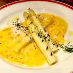 イタリアンバール ミーオ - 「極太！ホワイトアスパラのグリル〜カルボナーラソース〜」(880円)。