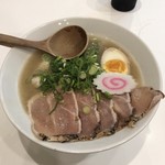 らーめん キング - 濃厚鶏白湯 新鮮鶏のレアチャーシュー麺♪