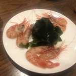 とら屋食堂 - 海老のチャットマサラ和えとワカメ