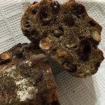パンやきどころ RIKI - チョコ、マロングラッセ、ヘーゼルナッツを練り込んでいる