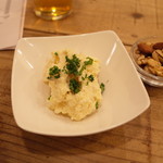 ビアパブ イシイ - ポテトサラダとミックスナッツ