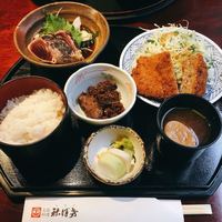 土佐料理 祢保希 赤坂店 - メンチかつ定食 @1,150円
                名物の鰹たたきは3貫。鰹たたき以外もどれをとってもおいしい…！