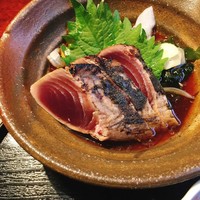 土佐料理 祢保希 赤坂店 - 定食の鰹たたき3貫。厚切り。香ばしくて、きちんと上質。