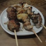 松月 - カシラ、カワ、つくねを塩で。