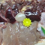 活地鶏専門 かしわの川中 - いろんな部位があります｡真ん中は白子