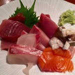 めしの助 - 刺身盛り合わせのアップ(別角度から)
