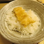 天ぷら やす田 - 天つゆにつけてごはんの上に