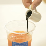 スピルリナブルー - コールドプレスジュースに生スピルリナをトッピング