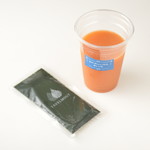 スピルリナブルー - コールドプレスジュースに生スピルリナをトッピング