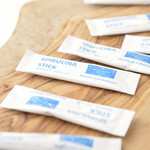 スピルリナブルー - 持ち運びやすい粉末のスティックタイプ