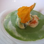 ベージュ アラン・デュカス 東京 - グリーンピースの冷製スープと野菜のミジョテ
