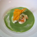 ベージュ アラン・デュカス 東京 - グリーンピースの冷製スープと野菜のミジョテ