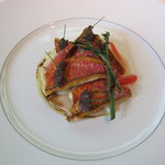 ベージュ アラン・デュカス 東京 - ヒメジのア・ラ・プランチャ、ココ豆とタップナード