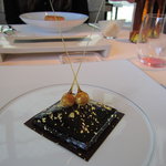 ベージュ アラン・デュカス 東京 - カレ・シャネル ショコラ-プラリネ､ヘーゼルナッツのアイスクリーム