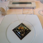 ベージュ アラン・デュカス 東京 - カレ・シャネル ショコラ-プラリネ､ヘーゼルナッツのアイスクリーム