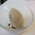 ベージュ アラン・デュカス 東京 - ヘーゼルナッツのアイスクリーム