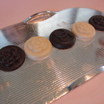 ベージュ アラン・デュカス 東京 - シャネルのロゴを形どったチョコレート♪